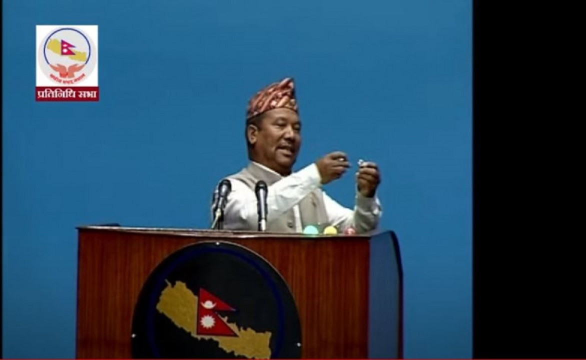 ताला चाबी देखाउँदै एमालेलाई सांसद महतले भने "धित मरुञ्जेल बोल्नुस्, धित मरिसकेपछि ताला लगाइदिनुहोला"