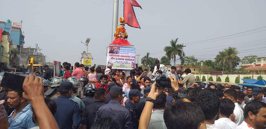 राजा वीरेन्द्रको सालिक राख्न खोज्दा नेपालगञ्ज तनावग्रस्त