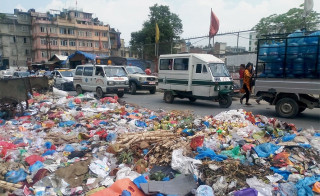 उठाउन थालियो काठमाडौंको फोहोर
