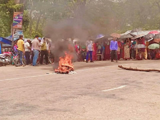 मधुवनमा प्रदर्शनकारी र प्रहरीबीच झडप, गुलरिया-राजापुर सडकखण्ड बन्द