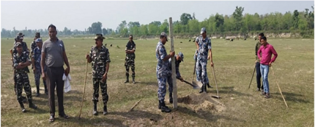 सशस्त्रले हटायो भारतीय सुरक्षाकर्मीले दशगजामा गाडेका सिमेन्टेड पोल र काँडेतार 
