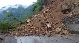 मध्यपहाडी लोकमार्ग अवरुद्ध