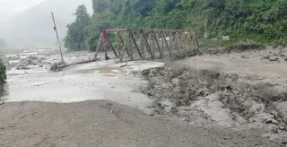 वर्षाले फट्टेको पुलमा क्षति, मर्मत गरिँदै