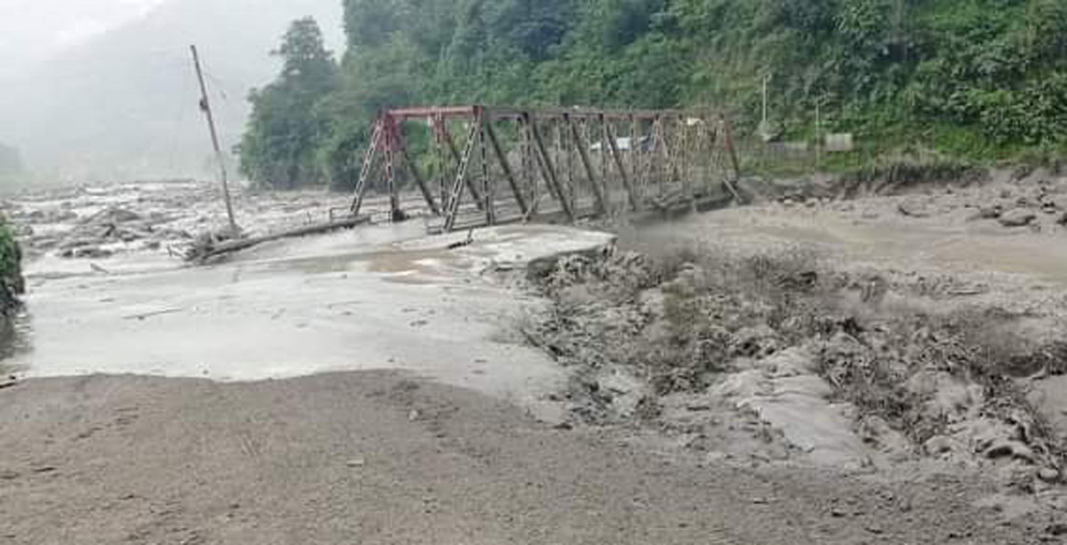वर्षाले फट्टेको पुलमा क्षति, मर्मत गरिँदै