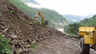 पहिरोका कारण पृथ्वी राजमार्ग गए रातिदेखि अवरुद्ध