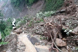 पहिरोले पुरिएर एकै घरका २ बालकको मृत्यु 