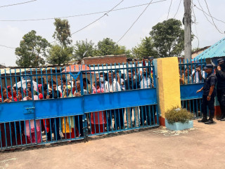 स्वास्थ्य राज्यमन्त्री वलीलाई कारबाहीको माग गर्दै प्रहरी कार्यालय अगाडि प्रदर्शन