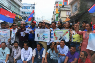 अर्थमन्त्रीको राजीनामा माग्दै काठमाडौंमा युवा संघको प्रदर्शन