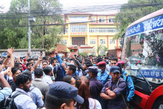 त्रिविको लापरबाहीका कारण पाठ्यक्रममै नभएको प्रश्न आएपछि विद्यार्थी आन्दोलित