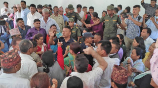 वडाध्यक्षलाई पोखरीमा धकेल्ने डिएसपीलाई कारबाही गर्न माग