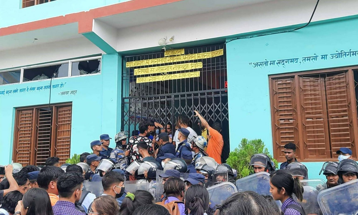 दुर्व्यवहार प्रकरण : हेटौँडा क्याम्पसका २ कार्यालय सहयोगी निलम्बित, छानबिन समिति गठन
