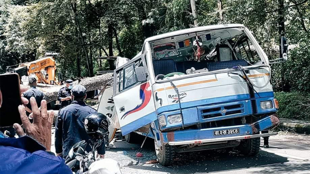 भक्तपुर अपडेट : रुखले बस र स्कुटी च्याप्दा ३ जनाको मृत्यु