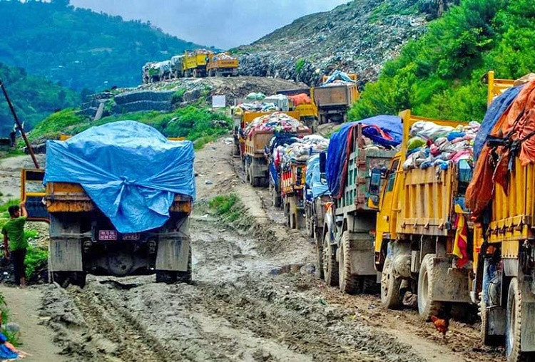 बञ्चरेडाँडाका स्थानीयले फेरि रोके काठमाडौंको फोहोर बोकेका गाडी