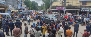 धनगढीमा सेवा ठप्प पारेर विद्युतीय रिक्सा चालकहरू आन्दोलित