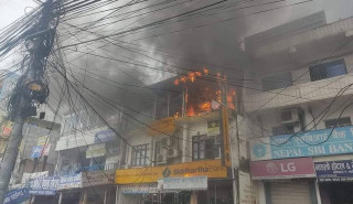 बर्दिबासमा तीन वटा बैंक रहेका भवनमा आगलागी