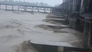 पानीको सतह बढ्न थालेपछि गण्डक बाँधका सबै ढोका खोलियो