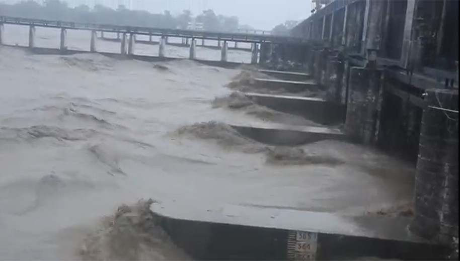 पानीको सतह बढ्न थालेपछि गण्डक बाँधका सबै ढोका खोलियो