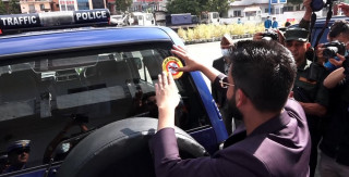काठमाडौं उपत्यकामा सवारी साधनमा हर्न निषेधको स्टीकर टाँस्ने अभियान सुरू