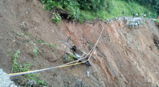 रसुवाको उत्तरगयामा पहिरो खस्दा पासाङल्हामु राजमार्ग अवरुद्ध