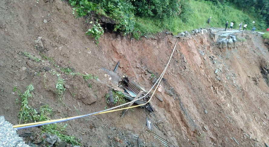 रसुवाको उत्तरगयामा पहिरो खस्दा पासाङल्हामु राजमार्ग अवरुद्ध