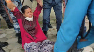 शीतल निवास अगाडि निहारिकाद्वारा आत्मदाह प्रयास, प्रहरीले जोगायो