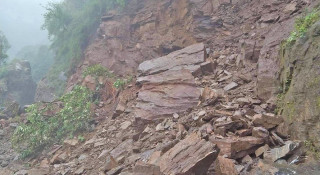 डोल्पामा डोजरमाथि पहिरो खस्दा चालकको मृत्यु