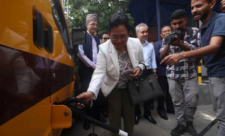 प्राधिकरणले ल्यायो काठमाडौंको रत्नपार्कमा चार्जिङ स्टेसन सञ्चालनमा