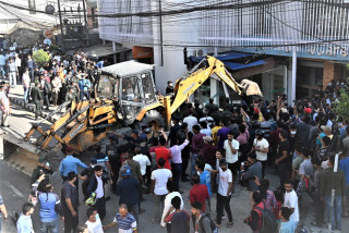 एक्सनमा महानगर : अवैध संरचना भत्काउँदै, कतै समर्थन त कतै विरोध