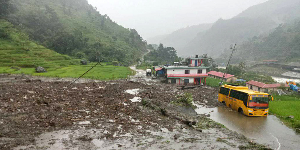 लमजुङको ढोडेनीबेंसीमा पहिरो खस्दा १० परिवार विस्थापित
