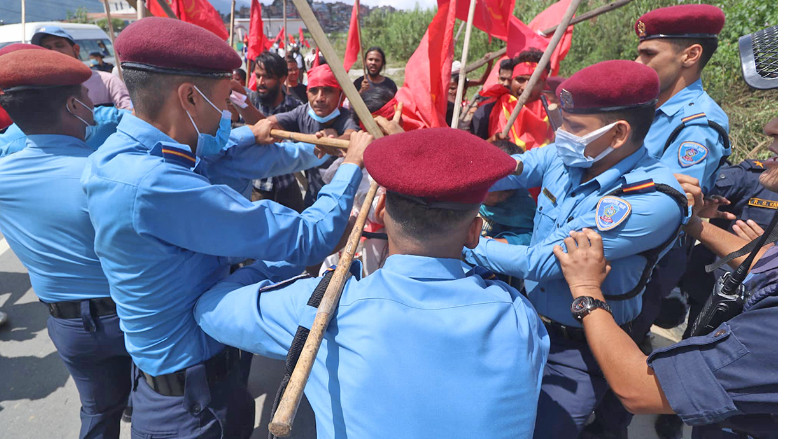 मिटरब्याज पीडितमाथि लाठी चार्ज, ६० जना पक्राउ