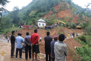 पहिरोमा पुरिएर काभ्रेमा एकै परिवारका तीन जनाको मृत्यु