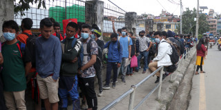 म्यादी प्रहरीमा आवेदन दिनेको भिड