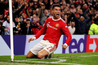 Manchester United beat Tottenham Hotspur 2-0