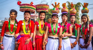 मधेसी र थारू महिलाले आज जितिया पर्व मनाउँदै
