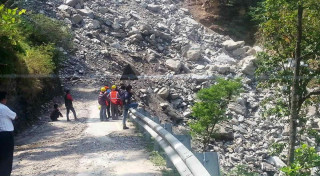 विभिन्न ठाउँमा पहिरो खस्दाकर्णाली राजमार्ग अवरुद्ध