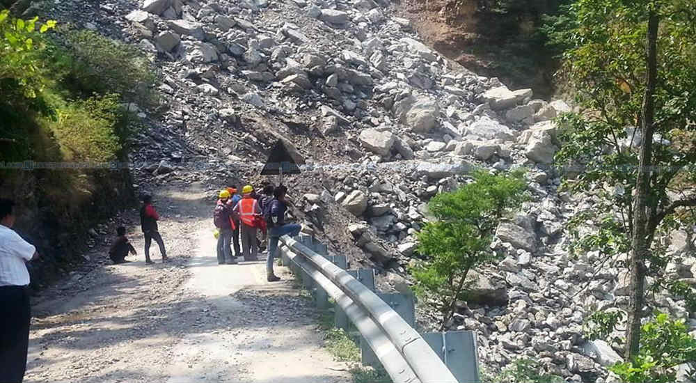 विभिन्न ठाउँमा पहिरो खस्दाकर्णाली राजमार्ग अवरुद्ध