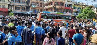 स्कुल हिँडेका बालकको बसको ठक्करबाट मृत्यु, बसमाथि आगजनी