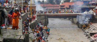 दिवङ्गत आफन्तको स्मरण गर्दै यसवर्षको सोह्रश्राद्ध विसर्जन गरिँदै
