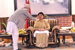 राष्ट्रपति भण्डारीद्वारा गुरुहरूको हातबाट टीका ग्रहण 