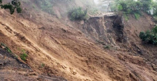 चन्द्रागिरिमा पहिरो खस्दा एकै परिवारका तीनजनाको मृत्यु