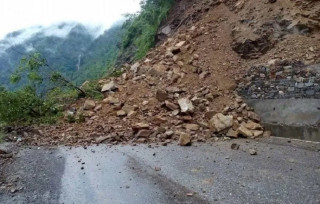 पहिरोका कारण गएरातिदेखि अरनिको राजमार्ग अवरुद्ध