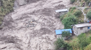 बाजुरामा बाढी र पहिरोका कारण १३ परिवार विस्थापित