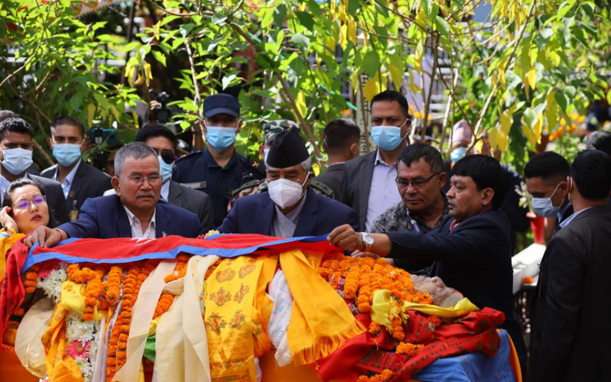 सत्यमोहन जोशीको पार्थिव शरीरमा प्रधानमन्त्री शेरबहादुर देउवाले ओढाए राष्ट्रिय झण्डा