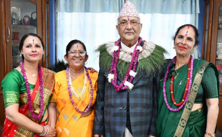 एमाले अध्यक्ष ओलीले लगाए भाईटीका