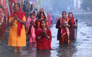 उदाउँदो सूर्यलाई अर्घ्य दिएसँगै सकियो छठ