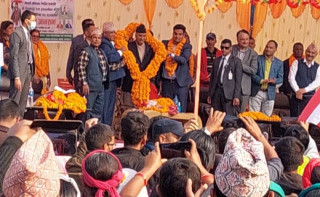प्रधानमन्त्री देउवालाई डडेलधुरामा ३२ किलोको माला