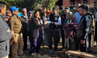 डोटीमा भूकम्पले मृत्यु भएका परिवारलाई राहत रकम वितरण