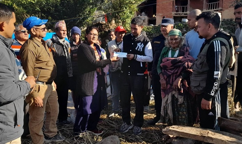 डोटीमा भूकम्पले मृत्यु भएका परिवारलाई राहत रकम वितरण
