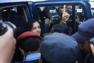 सर्वोच्चमा धर्ना बसेकामाथि तारा बरालले गरिन् जुत्ता प्रहार, लगाइन् चोलेन्द्र जिन्दावादको नारा