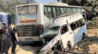 धादिङमा बस दुर्घटनाः एक जनाको मृत्यु, १४ घाइते